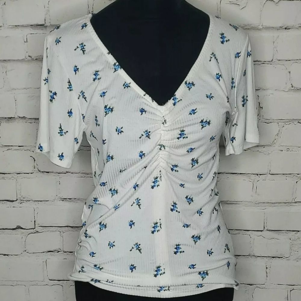 Nikki Erin Women's White Floral Print Ribbed Short Sleeve Shirt Size Medium